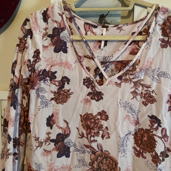 Urban Outfitters long sleeve floral blouse. - Picture 2 of 4